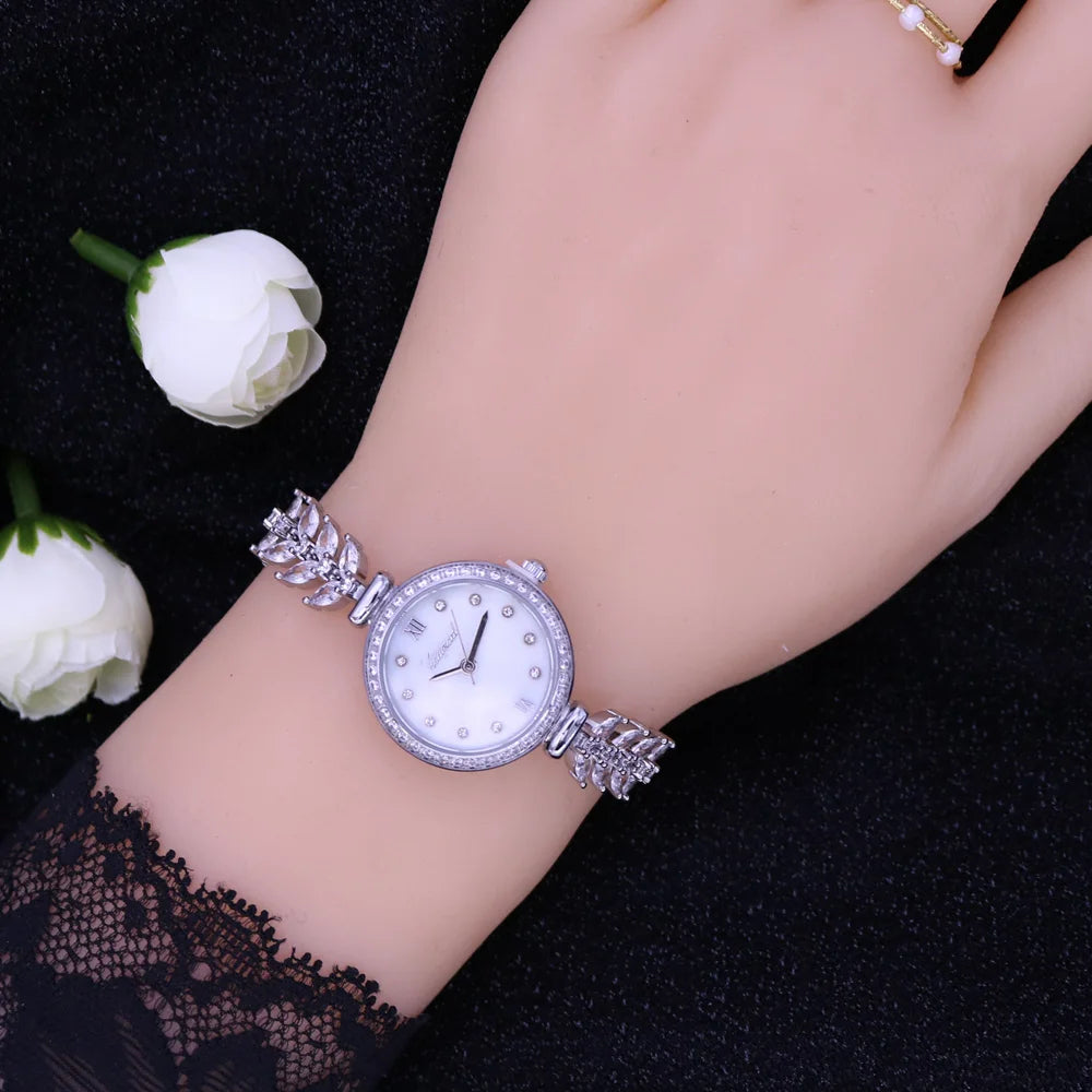 Women's Crystal Claw-Setting Bracelet Watch — Luxury Quartz Jewelry Wristwatch