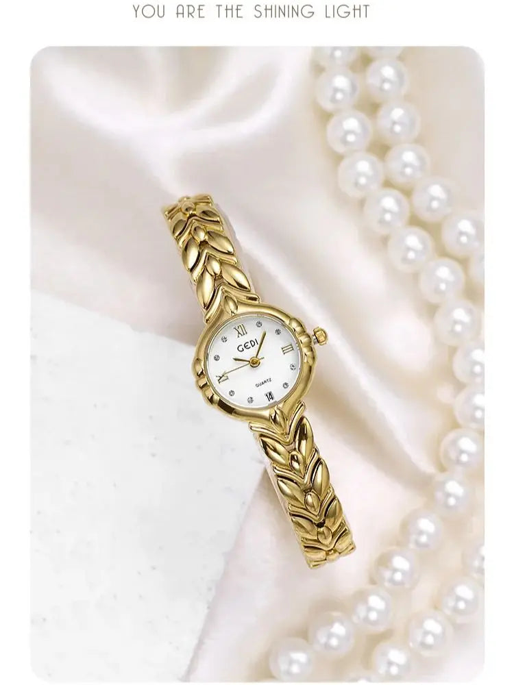Women's Elegant Oval Quartz Watch — Stylish Alloy Bracelet with Adjustable Clasp