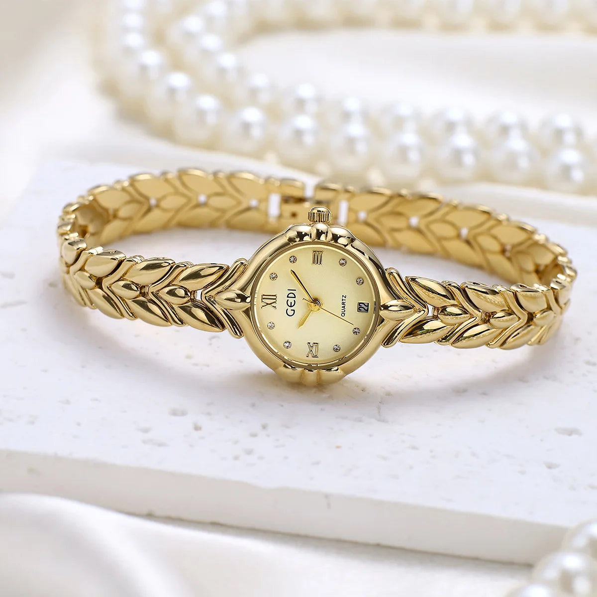 Women's Elegant Oval Quartz Watch — Stylish Alloy Bracelet with Adjustable Clasp